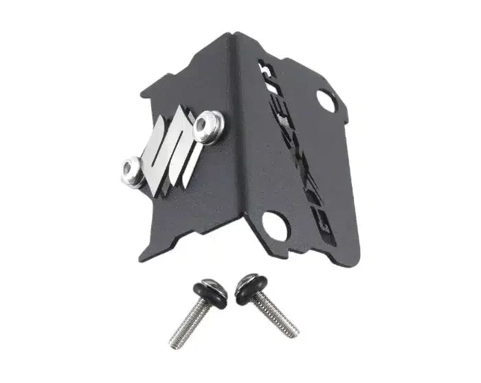 Protector Bomba Freno Delantero Gixxer - Negro y Cromo