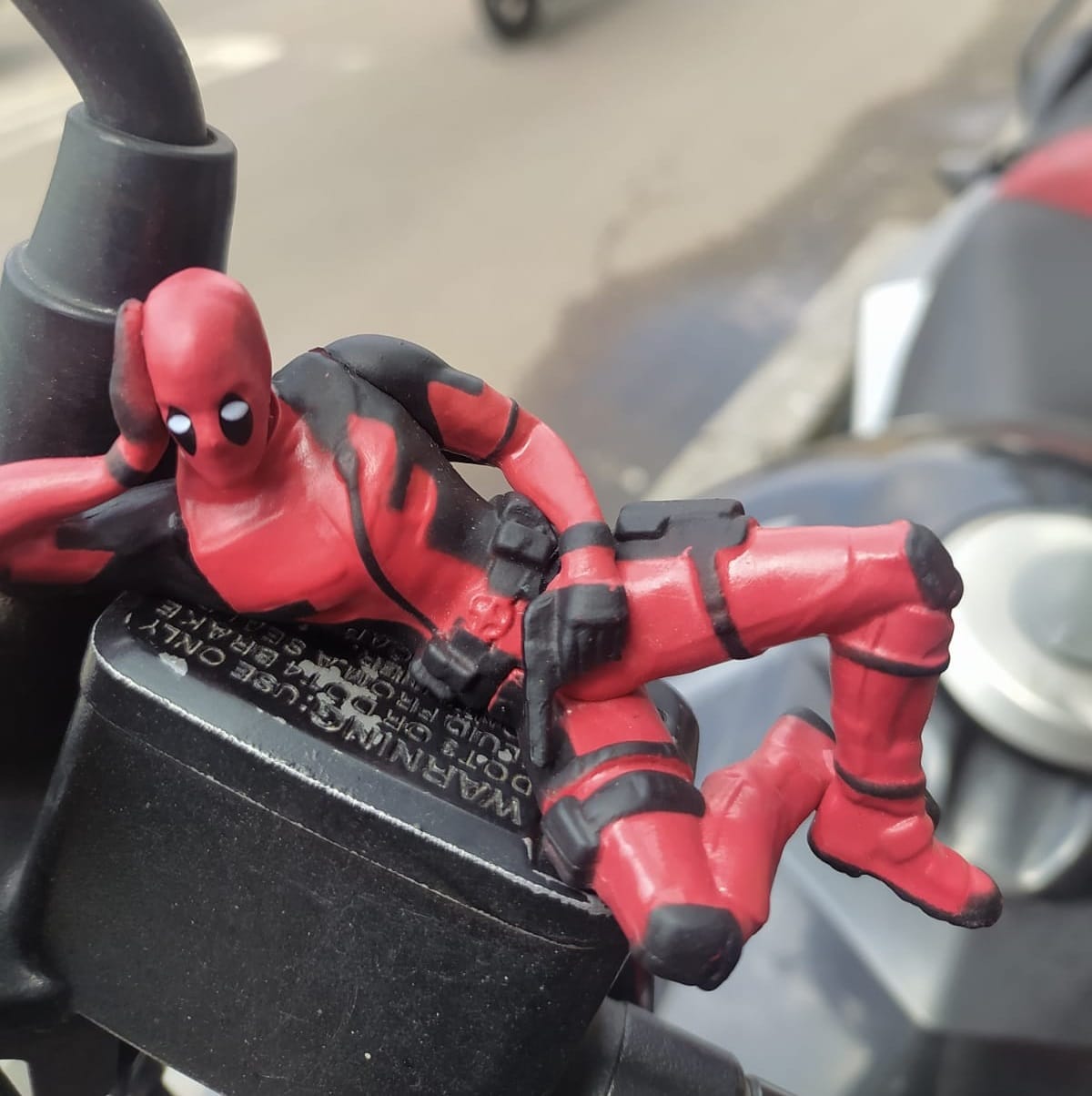 Deadpool Acostado - Figura Miniatura - Accesorio para moto/bici