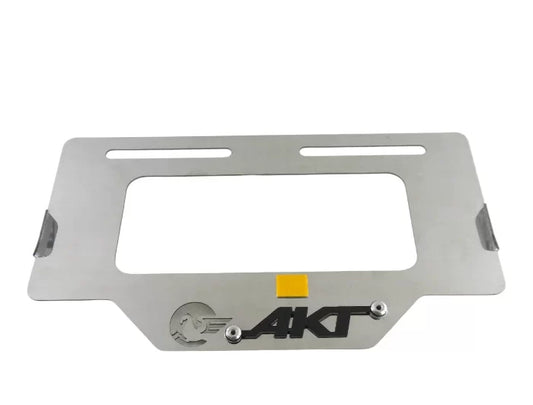 Portaplaca metalico AKT - cromo y negro