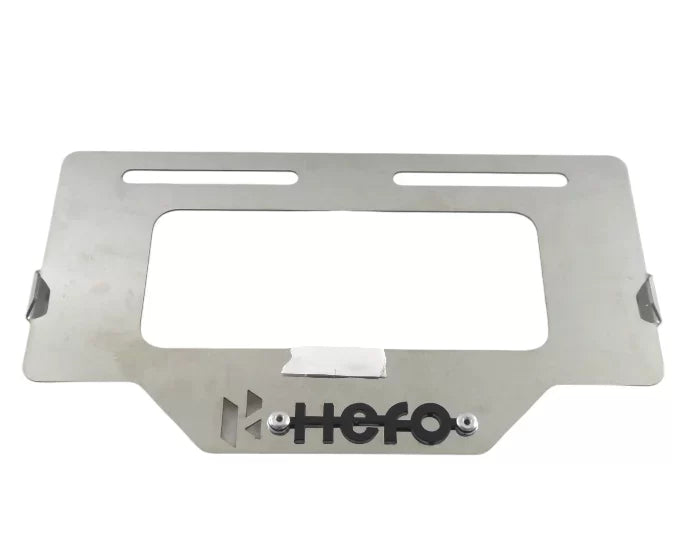 Portaplaca metalico HERO - cromo y negro
