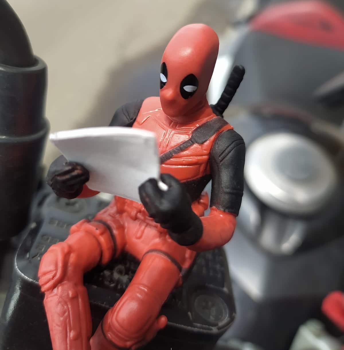 Deadpool Sentado - Figura Miniatura - Accesorio para moto/bici